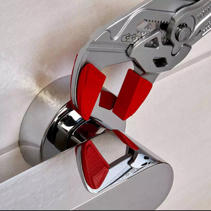 Stiliserad tång klämmer en rulle toalettpapper, skuggspel, hög kontrast, metalliska och röda toner.