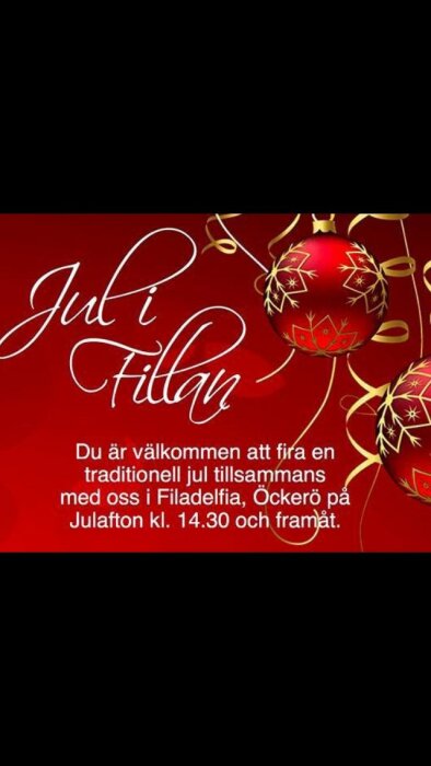 Inbjudan till julfirande med röd bakgrund, julgranskulor, och gul text.