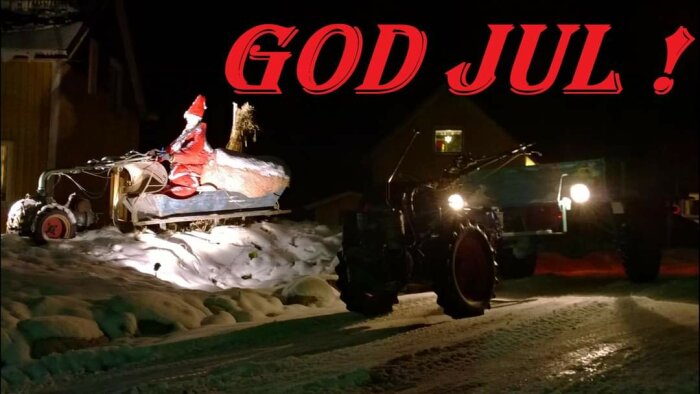 Juldekorerad traktor drar släde med tomte, natt, snö, "GOD JUL" text, festligt och säsongsbetonat.