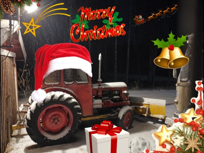 En röd traktor med tomteluva, snö, juldekorationer, natt, "Merry Christmas"-text, julklapp, granris.