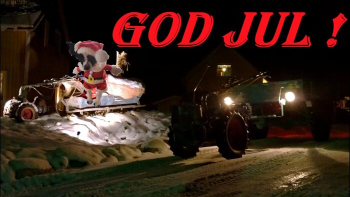 Tomten på släde, traktorer, snö, natt, "GOD JUL" text, julstämning, mörker, gård, vinter, belysning.