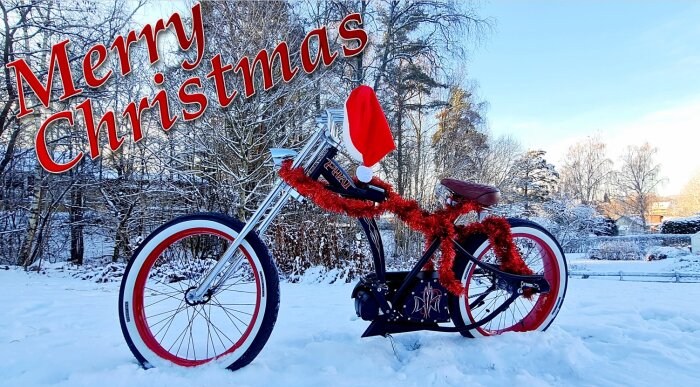 Cykel med juldekorationer i snöig landskap, text "Merry Christmas" i toppen.