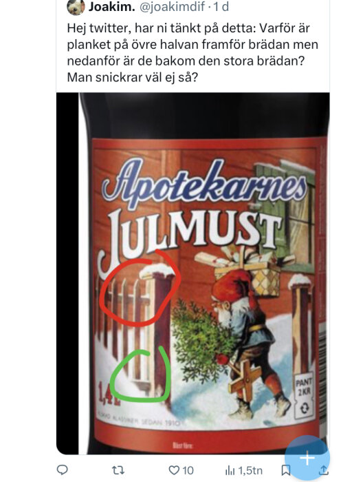 Ett Apotekarnes julmust-flasketikett med en tomte, snö, staketillusion och användarkommentarer om konstruktionen.