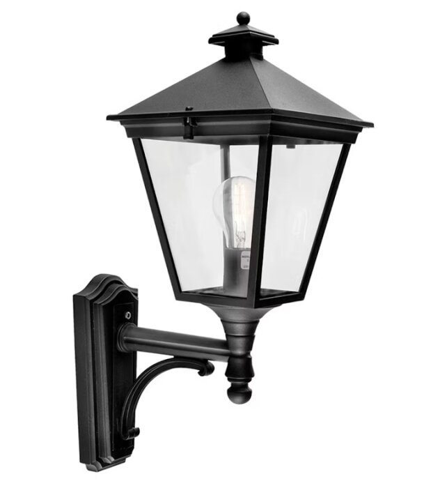 Vägglampa i klassisk stil, svart metall, transparenta glaspaneler, synlig glödlampa, isolerad på vit bakgrund.