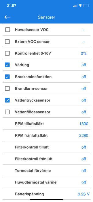 Skärmdump av en app visar olika sensorstatusar: VOC, ventilation, braskamin, vattentryck, fläkthastigheter och batterispänning.