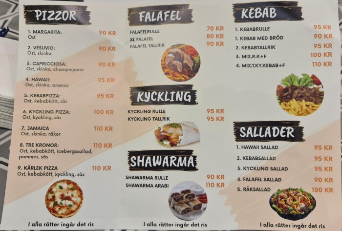 Meny med bilder av maträtter; pizza, falafel, kyckling, kebab, shawarma, sallader; priser och beskrivningar på svenska.