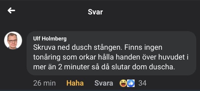 Skärmdump av socialt medias kommentar med profilbild och text, humoristiskt förslag om duschvanor.