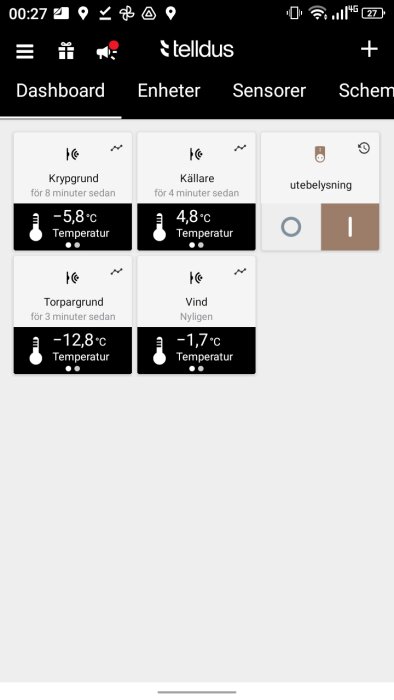 Skärmdump av app för hemautomation med temperatursensorer och enhet för utomhusbelysning.