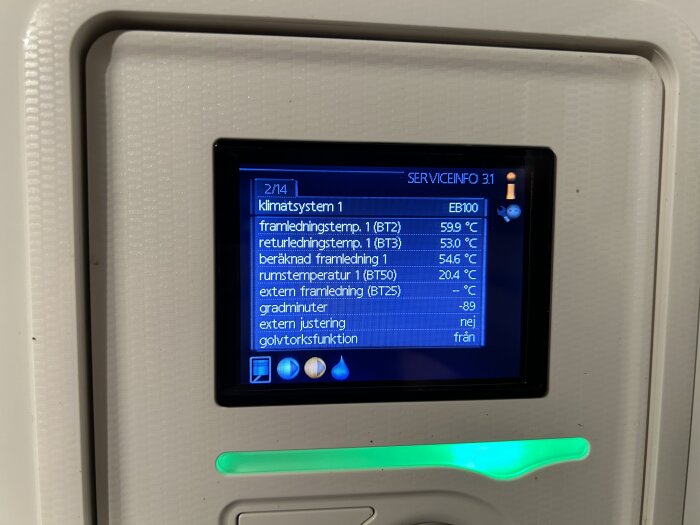 Digital display visar temperaturer och status för ett klimatsystem. Teknisk utrustning, underhåll eller övervakning.