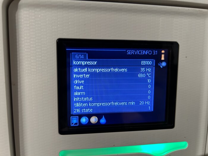 Digital skärm som visar teknisk status för kompressor, frekvens 35 Hz, ingen felkod aktiv.