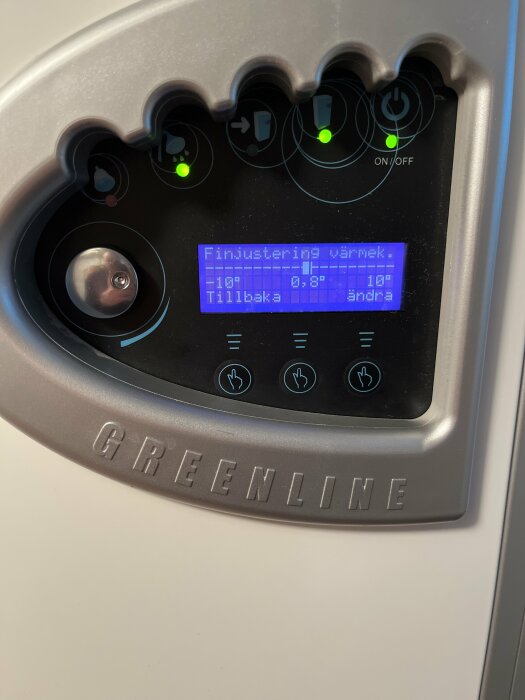 Digital display och knappar på en enhet, text på svenska, troligtvis en kontrollpanel för uppvärmning eller energisystem, märke "GREENLINE".