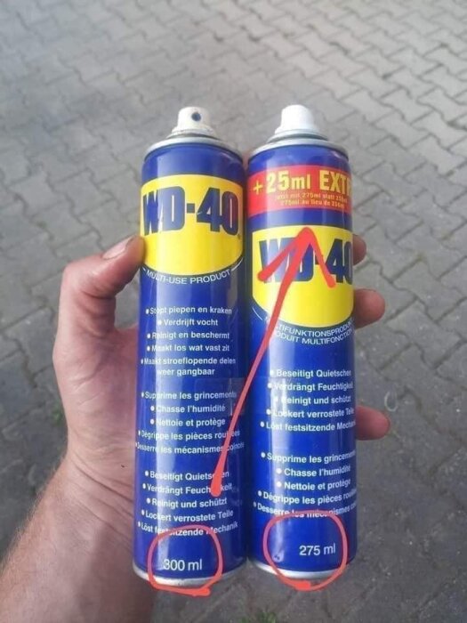 Två WD-40 sprayburkar, en med "extra" innehåll, men mindre total volym. Ironisk marknadsföring.