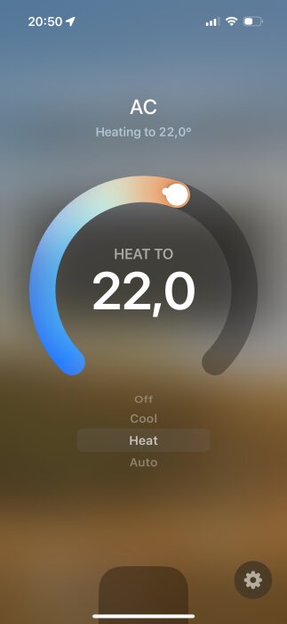 Smartphone-skärm med termostatapp, inställd på värmeläge 22 grader, anpassningsbara lägen: Off, Cool, Heat, Auto.