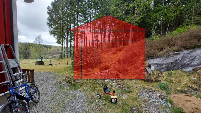 Digitalt manipulerad bild av en lekplats med röd transparent skogsillusion överlagd på verklig omgivning.