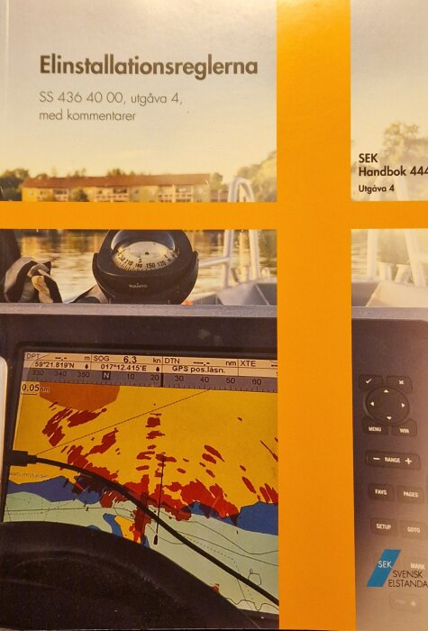 Bokomslag: "Elinstallationsreglerna", navigationsutrustning, kompass, sjökort, boktitel, SEK-symboll, svensk text.