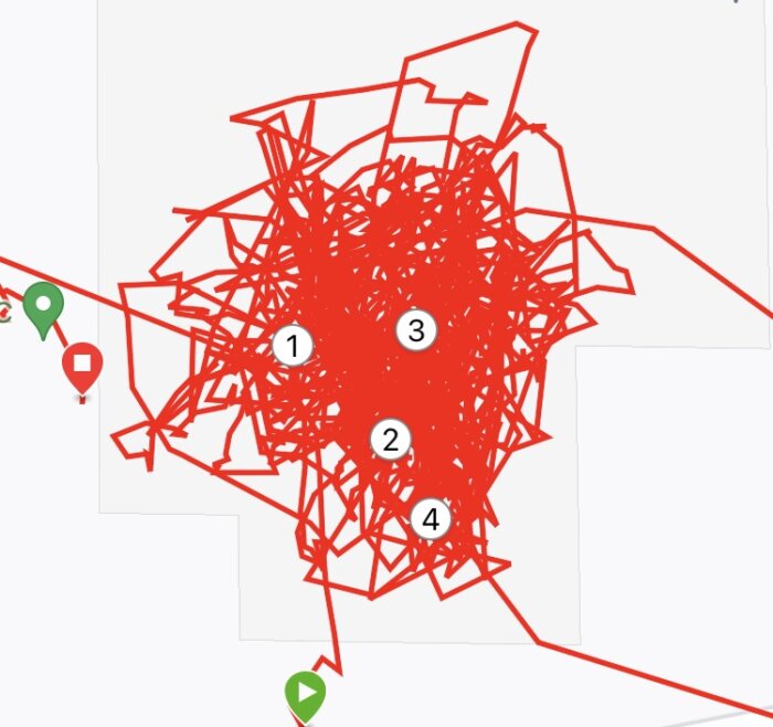 Röd, kaotisk GPS-spårning på kartgrund, numrerade punkter, möjlig rörelseanalys eller spelmönsterövervakning.