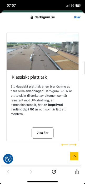 Ett industriellt platt tak med ventilationsenheter och information om takmaterial på en webbsida.