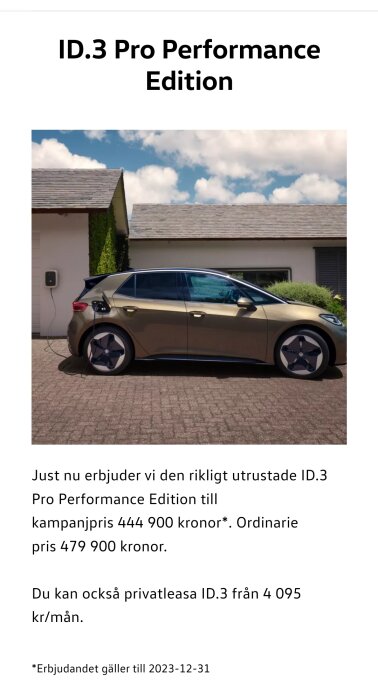 Reklambild för en elbil, ID.3 Pro Performance Edition, med kampanjpris och privatleasinginformation, parkerad framför ett hus.