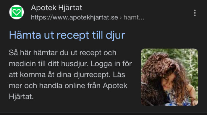 En skärmdump från Apotek Hjärtat, instruerar hur man hämtar ut djurrecept. Bredvid, en kvinna kramar kärleksfullt en hund.