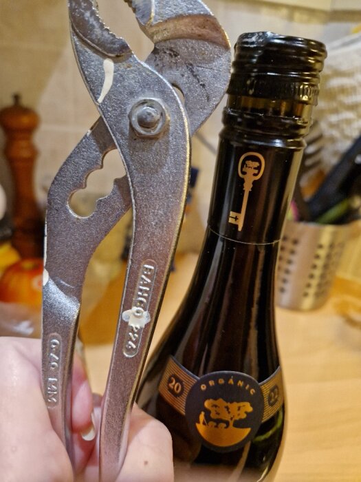 En tång och en sojasåsflaska på ett köksbord.