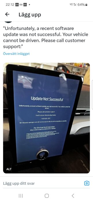 Bils skärm visar misslyckad uppdatering, instruktioner för bärgning, kundsupport kontaktas, spegling av person.