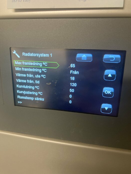 Digital kontrollpanel för radiator, inställningar för temperatur, tid, systemets status på svenska.