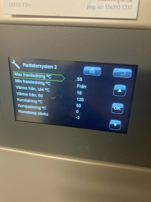 Digital termostat display för värmesystem, visar temperaturinställningar och status på svenska.