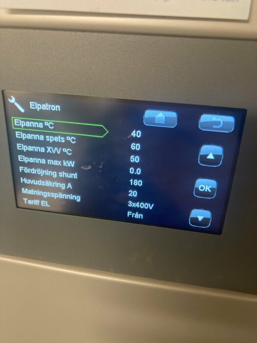 Digital display visar inställningar för en elpanna inklusive temperaturer och elektriska specifikationer.