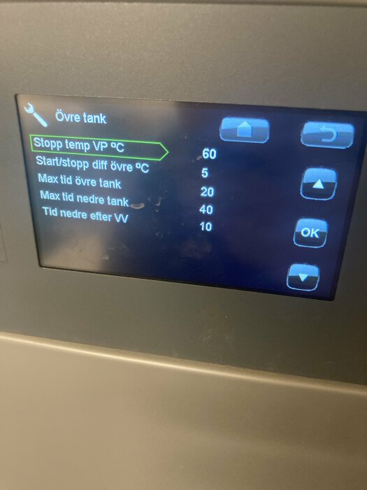 Digital gränssnitt för tankinställningar med temperaturvärden och tidsinställningar på svenska.
