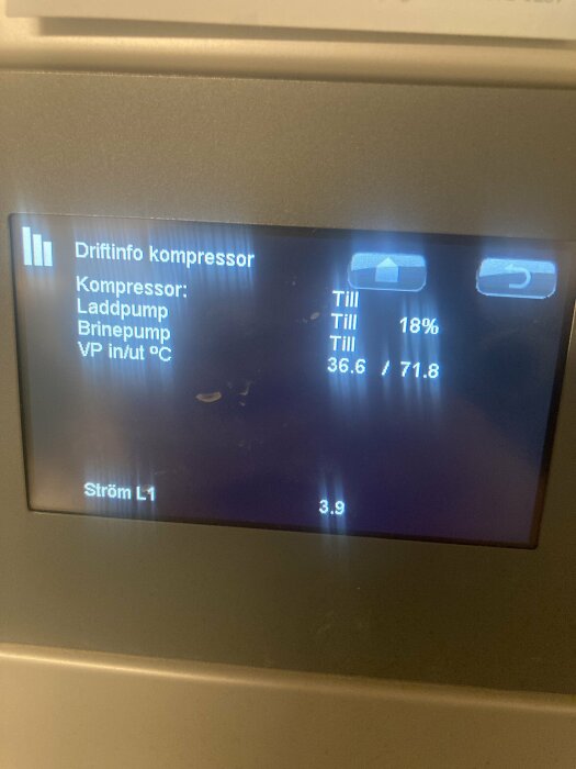 Digital display visar status för kompressor i drift, temperaturer, och strömåtgång på svenska.