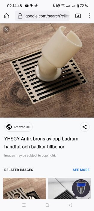 Ett vitt ljus står på ett brunsvart avloppsgaller på en mörkbrun yta.