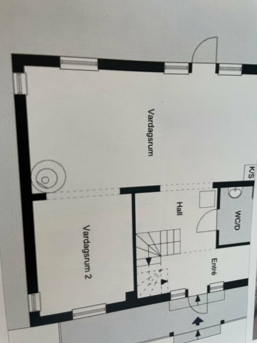 Ritning av lägenhet: vardagsrum, hall, WC/dusch, entré. Planskiss, inredningsdetaljer, stiliserad layout.