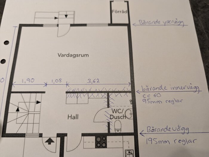 Planritning av en lägenhet med måttangivelser, vardagsrum, hall, WC/dusch, och förvaringsutrymme.