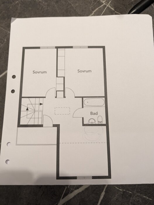 Svartvit planritning, två sovrum, badrum, inbundet i pärmar, golvplan, enkel design, bostadslayout.