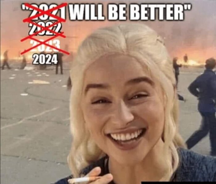 En meme med en kvinna som ler framför kaos, text som säger "2024 blir bättre" överkryssar "2021".