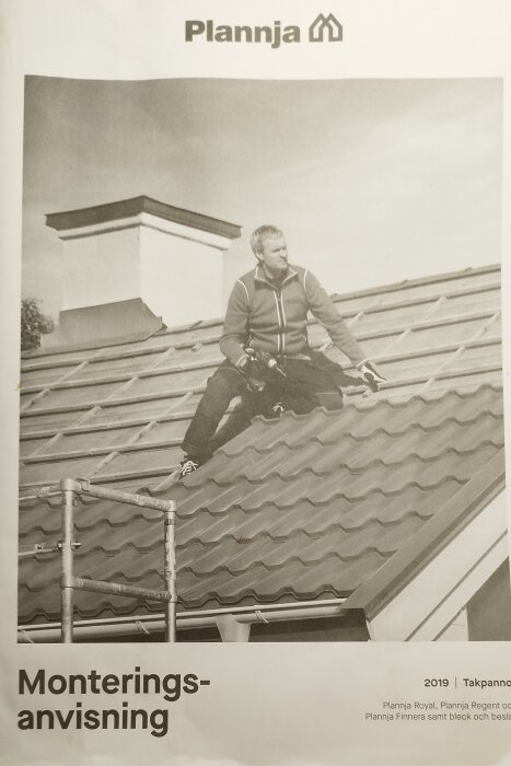 Man sittande på tak med skyddsräcke, instruktionsbroschyr för takmontering, Plannja reklam, dagsljus.