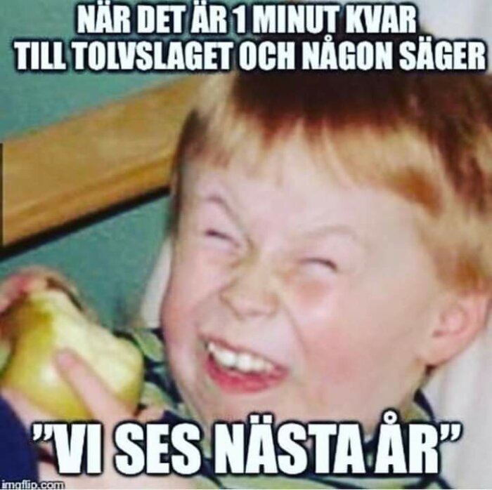 Pojke skrattar åt skämt om nyår med citron, text på svenska, humoristisk mem.