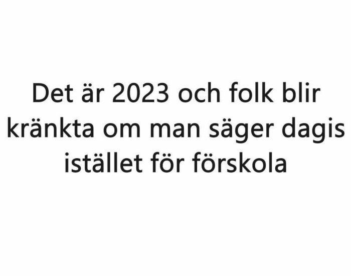 Vit bakgrund, svart text som diskuterar språklig känslighet 2023 kring ordet "dagis".