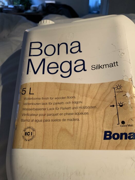 Förpackning av Bona Mega silkmatt lack för trägolv, fem liter, miljömärkt, multilingual beskrivning.