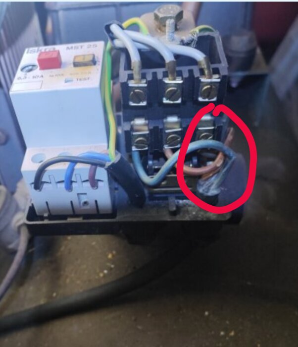 Elektrisk krets med brända kablar markerade; säkerhetsrisk.