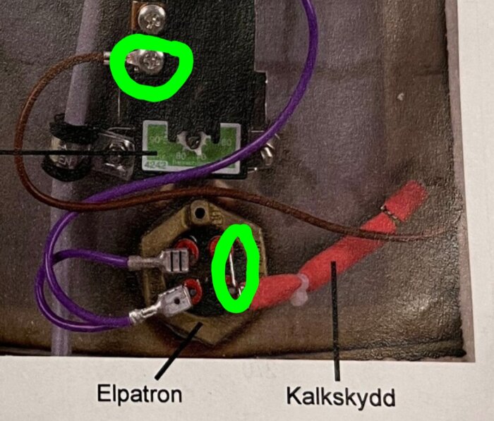 Elektronisk krets med komponenter, märkta områden för felsökning, märkningar anger "Elpatron" och "Kalkskydd."