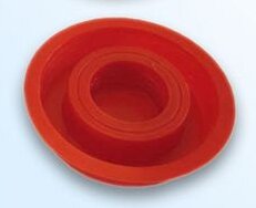 Röd plastkon till lek eller idrott, används för markering. Enkel, synlig, stapelbar design. Ligger på vit yta.