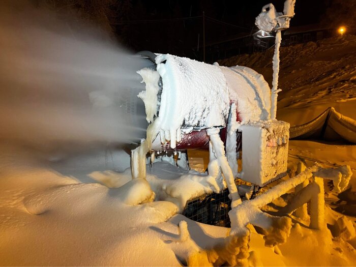 Snötäckt maskin med isskulpturer skapade av vattenånga i kall miljö.