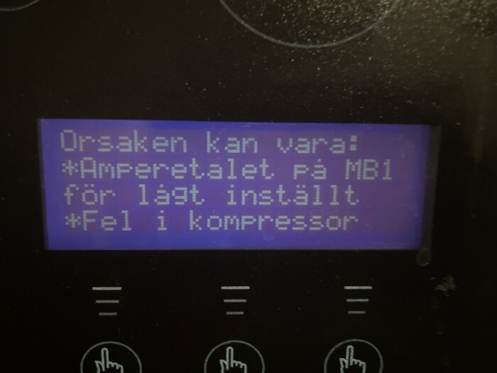 LCD-display som visar felmeddelande, möjliga orsaker: Amperetal från MBL, lgt inställt, kompressorfel.