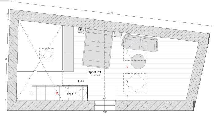 Arkitektonisk planritning av ett loft med möbler och dimensioner, i gråskala.