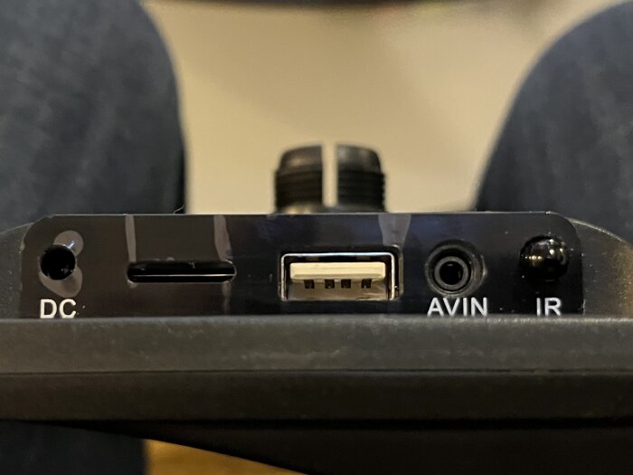 Elektronisk enhets anslutningar: ström, HDMI, USB, AV, IR-sensor. Används för media eller uppspelning.