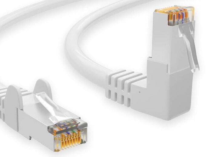 Ethernet-kabel med RJ45-kontakter, vit, nätverksanslutning, datatransmission, kabelskydd, otydlig bakgrund.