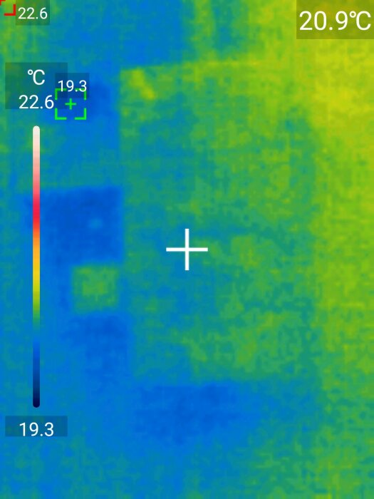 Termisk bild. Färggradient indikerar temperatur. Blått är kyligare, gult varmare. Temperaturintervall 19.3°C - 22.6°C.