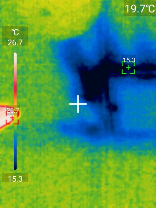 Termisk bild som visar värmesignaturer med crosshairs och temperaturintervall mellan 15.3°C och 26.7°C.