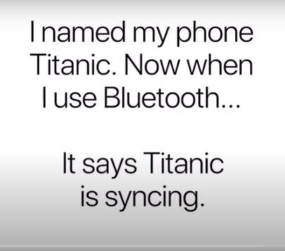 En skämtbild med text där "Titanic" är namnet på en telefon som "synkar" via Bluetooth, ordlek med "sjunker".